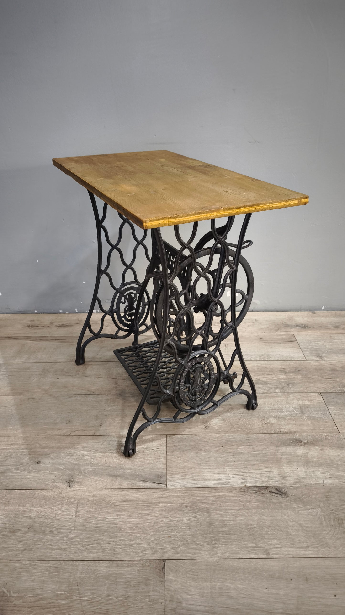 191 Base in ghisa Singer con piano in legno