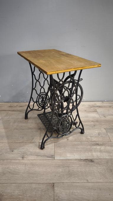 191 Base in ghisa Singer con piano in legno