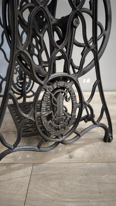 191 Base in ghisa Singer con piano in legno