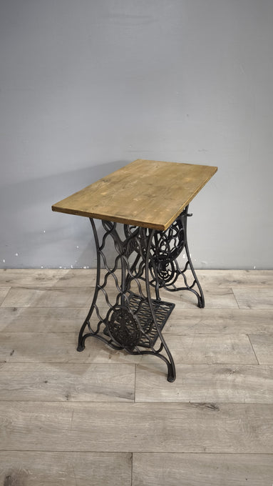 191 Base in ghisa Singer con piano in legno