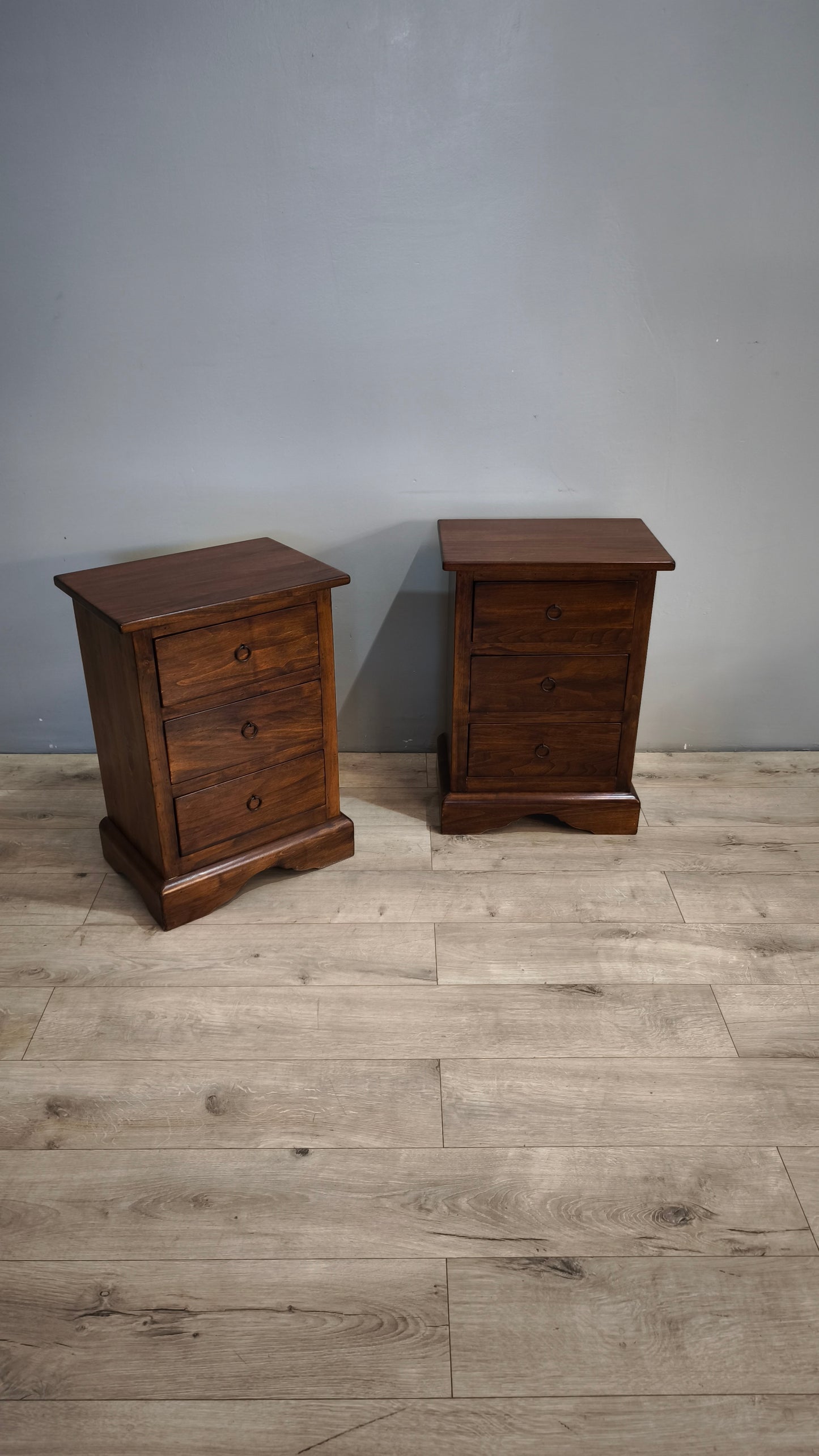 91702 Coppia di comodini in legno con tre cassetti