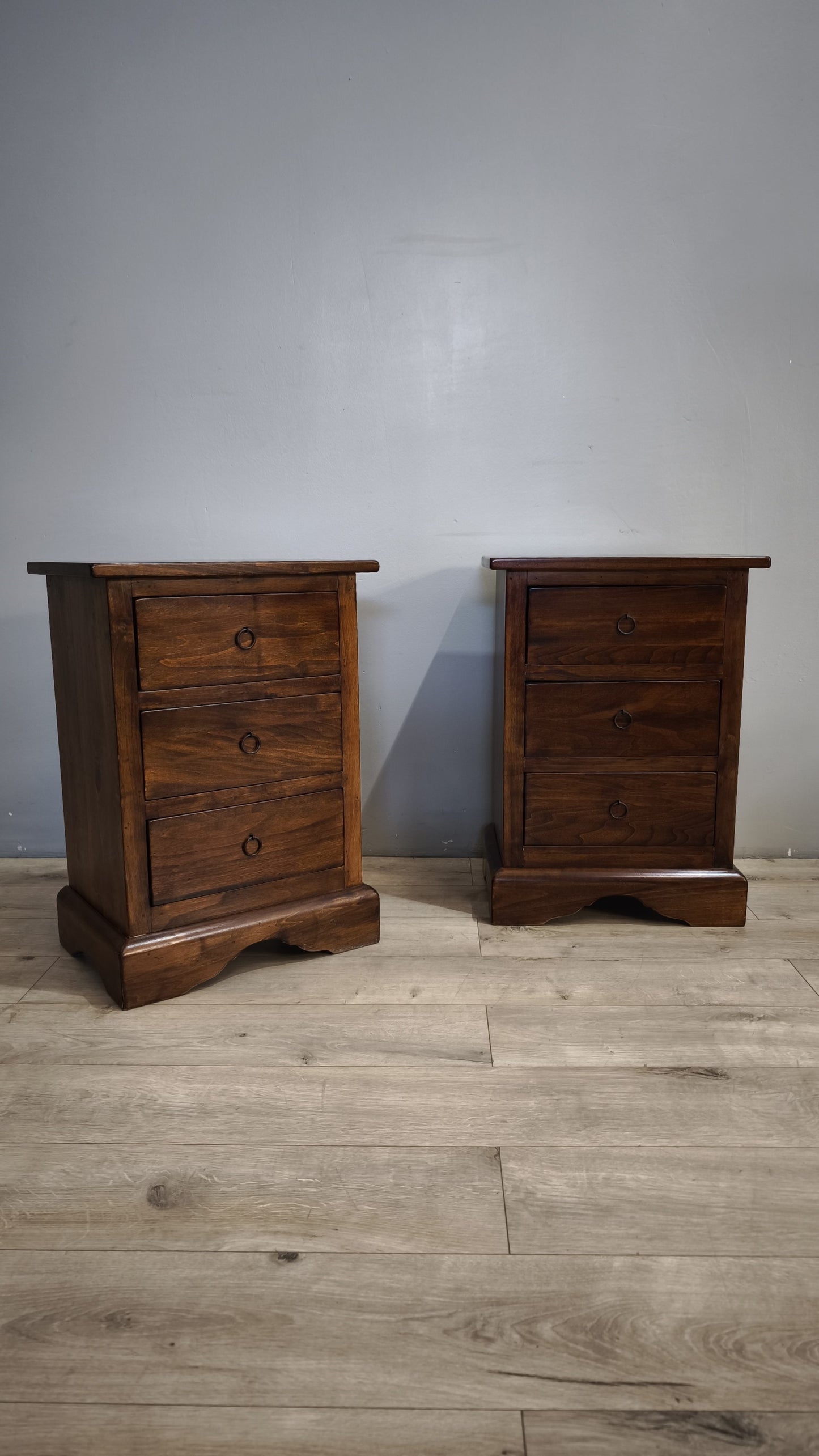 91702 Coppia di comodini in legno con tre cassetti