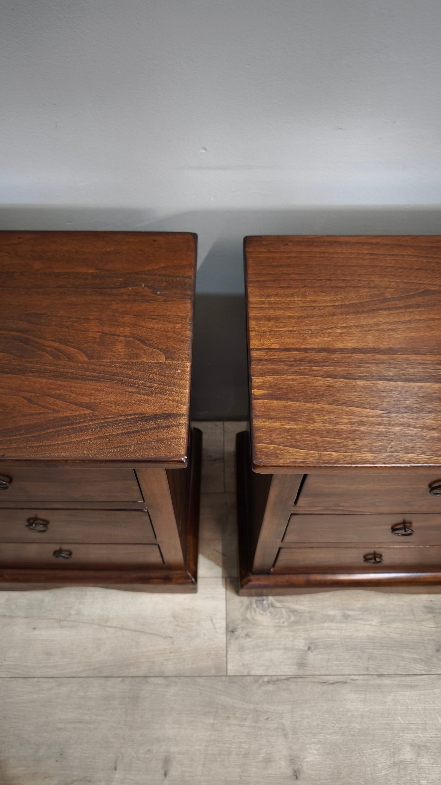 91702 Coppia di comodini in legno con tre cassetti