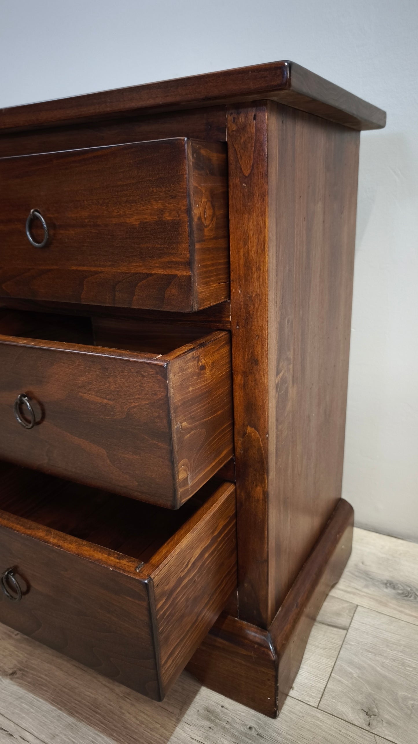 91702 Coppia di comodini in legno con tre cassetti