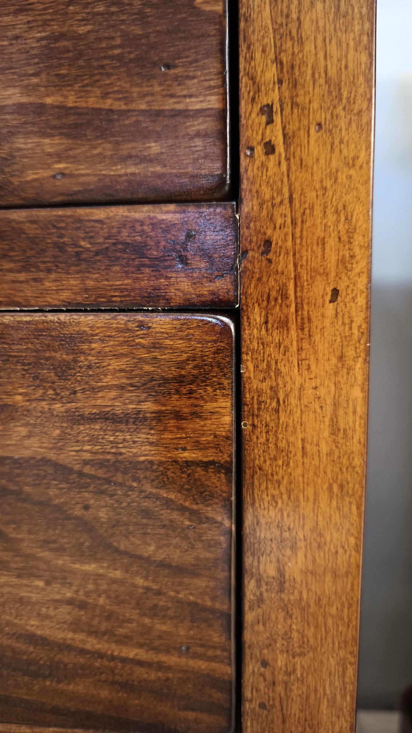 91702 Coppia di comodini in legno con tre cassetti