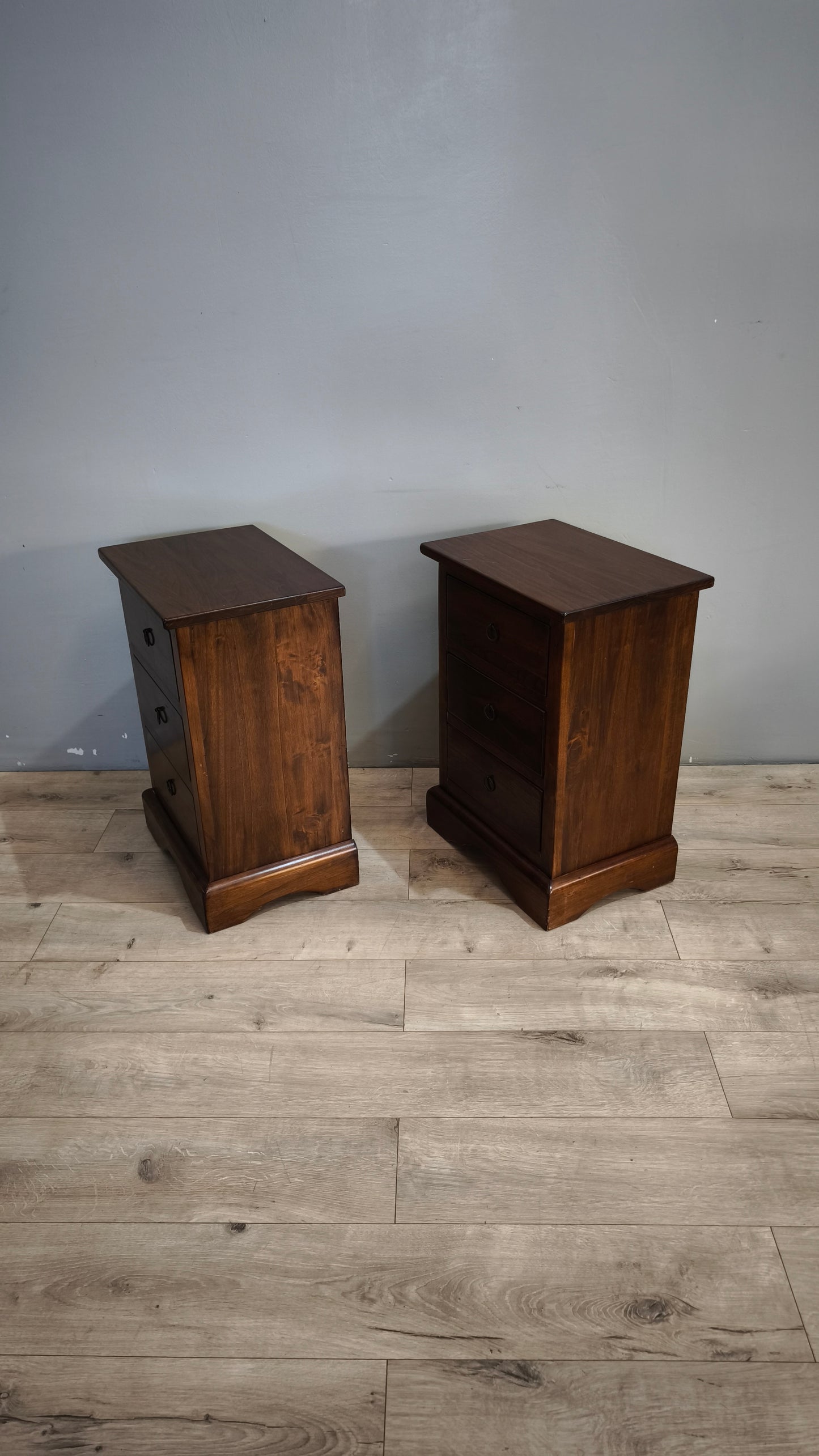 91702 Coppia di comodini in legno con tre cassetti