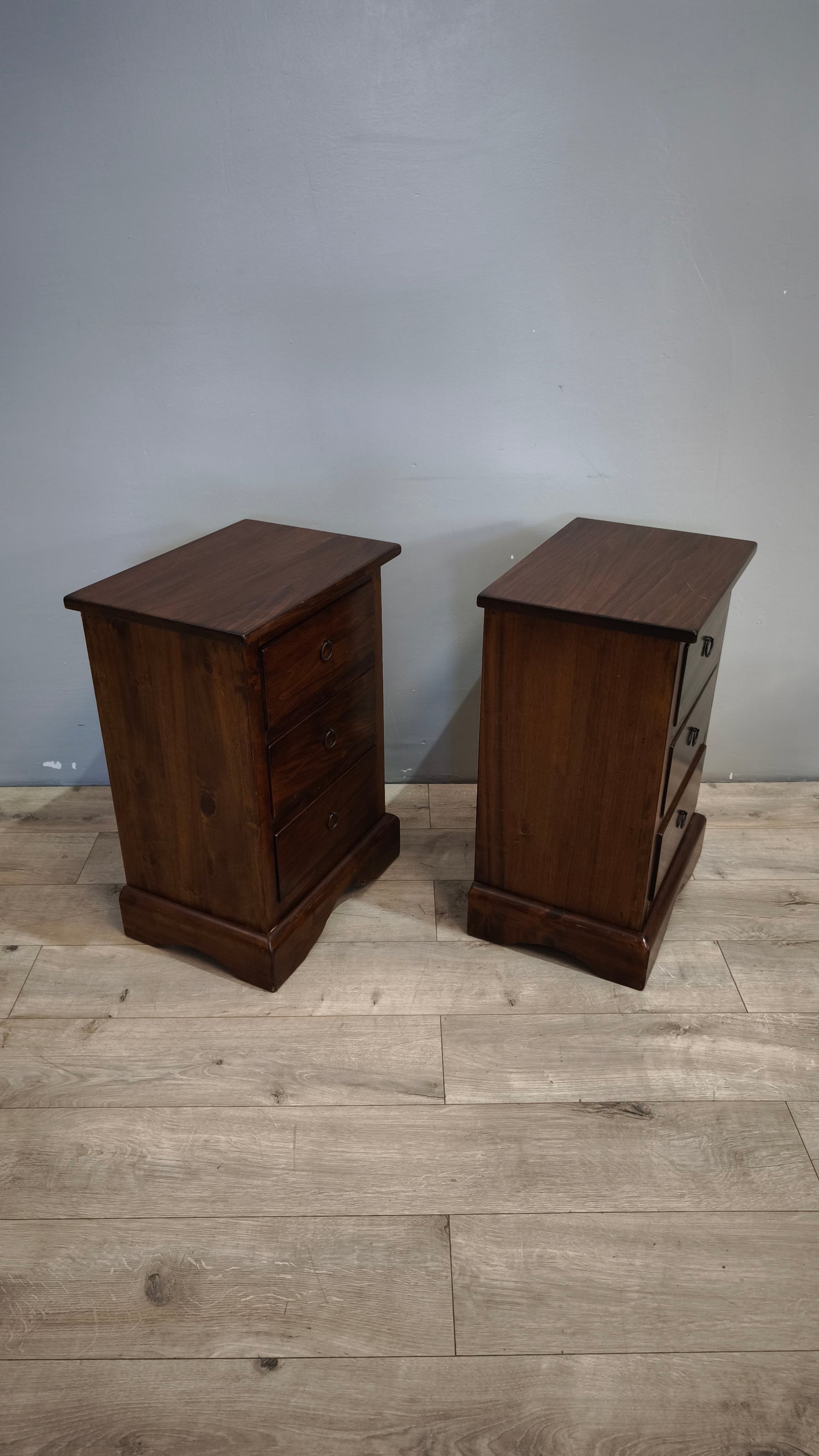 91702 Coppia di comodini in legno con tre cassetti
