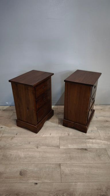 91702 Coppia di comodini in legno con tre cassetti