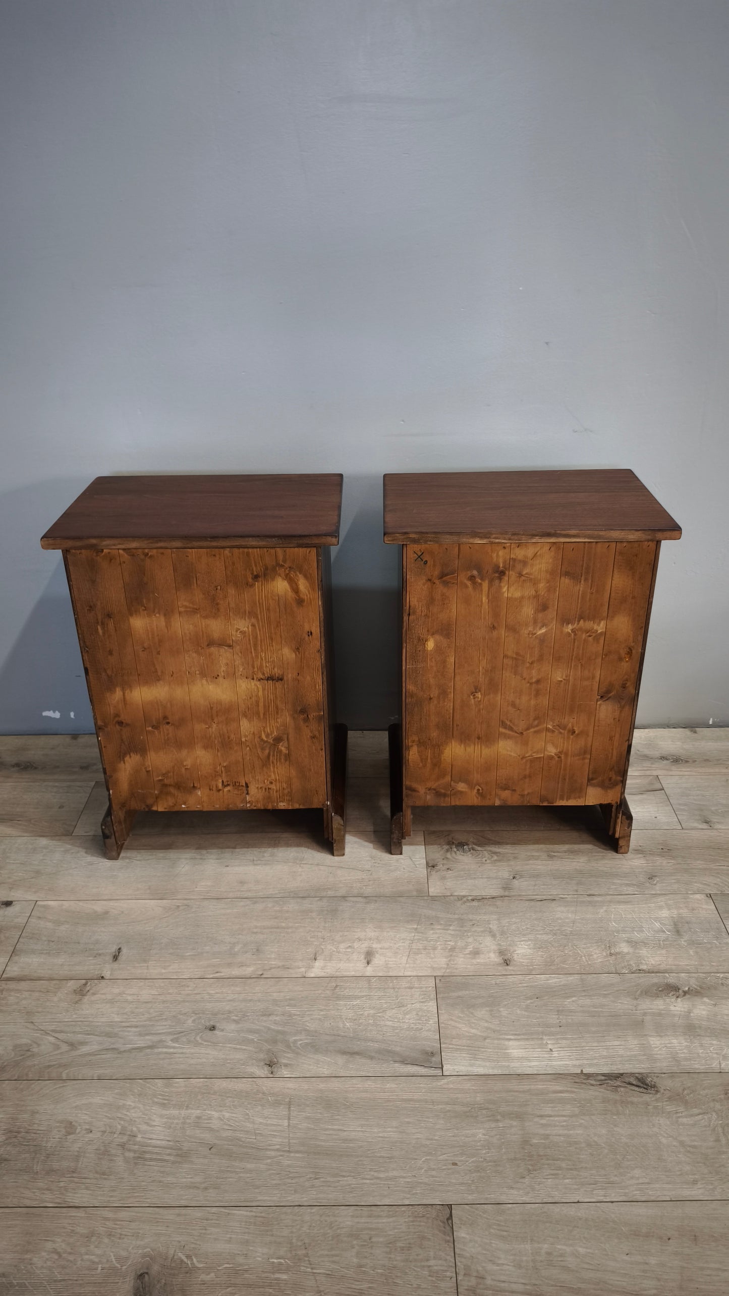91702 Coppia di comodini in legno con tre cassetti