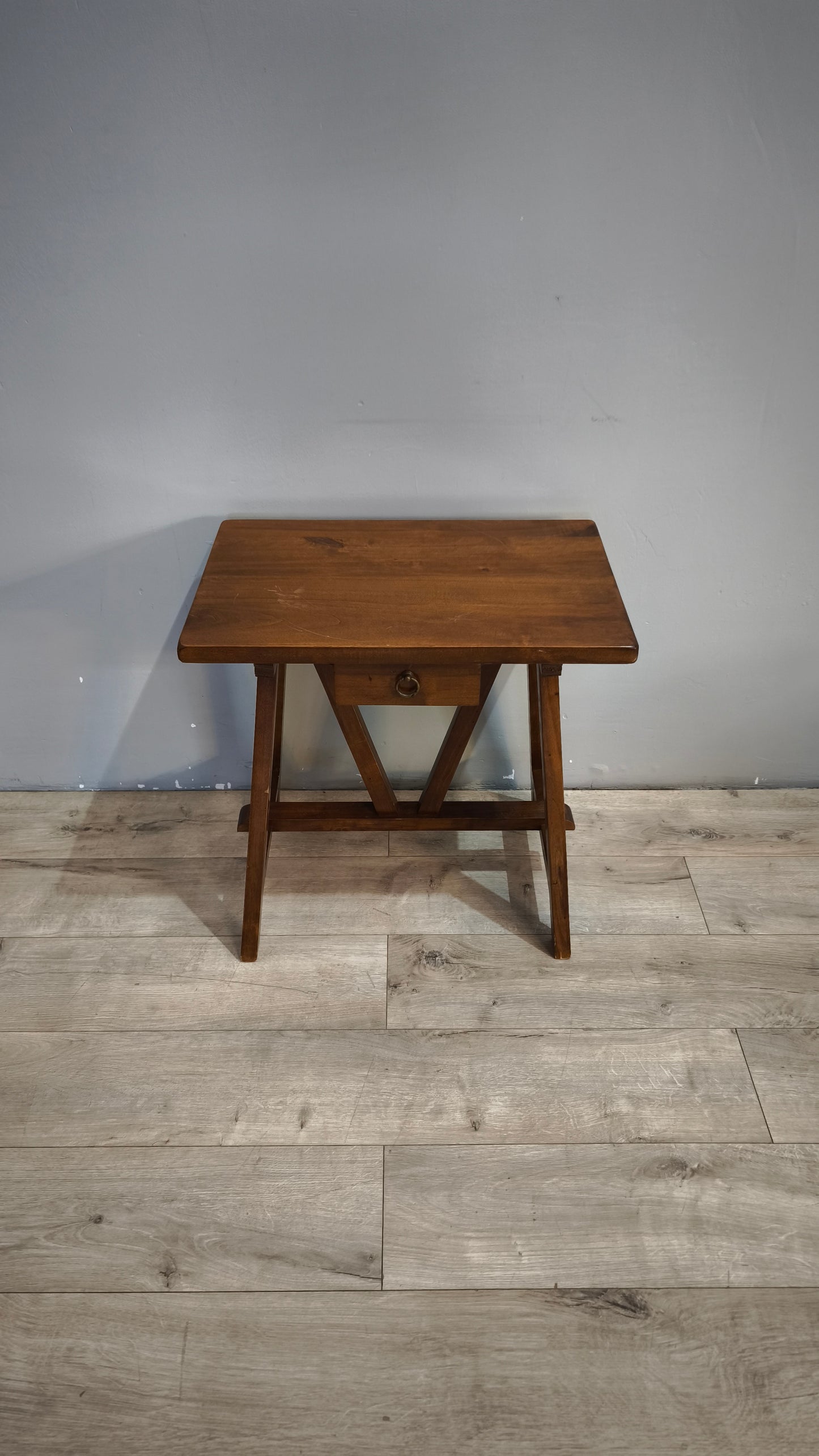91703 Tavolino a capretta in legno con cassetto frontale