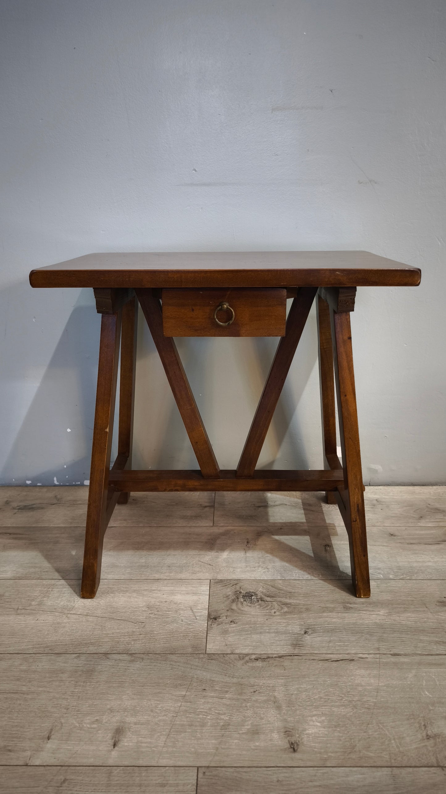 91703 Tavolino a capretta in legno con cassetto frontale