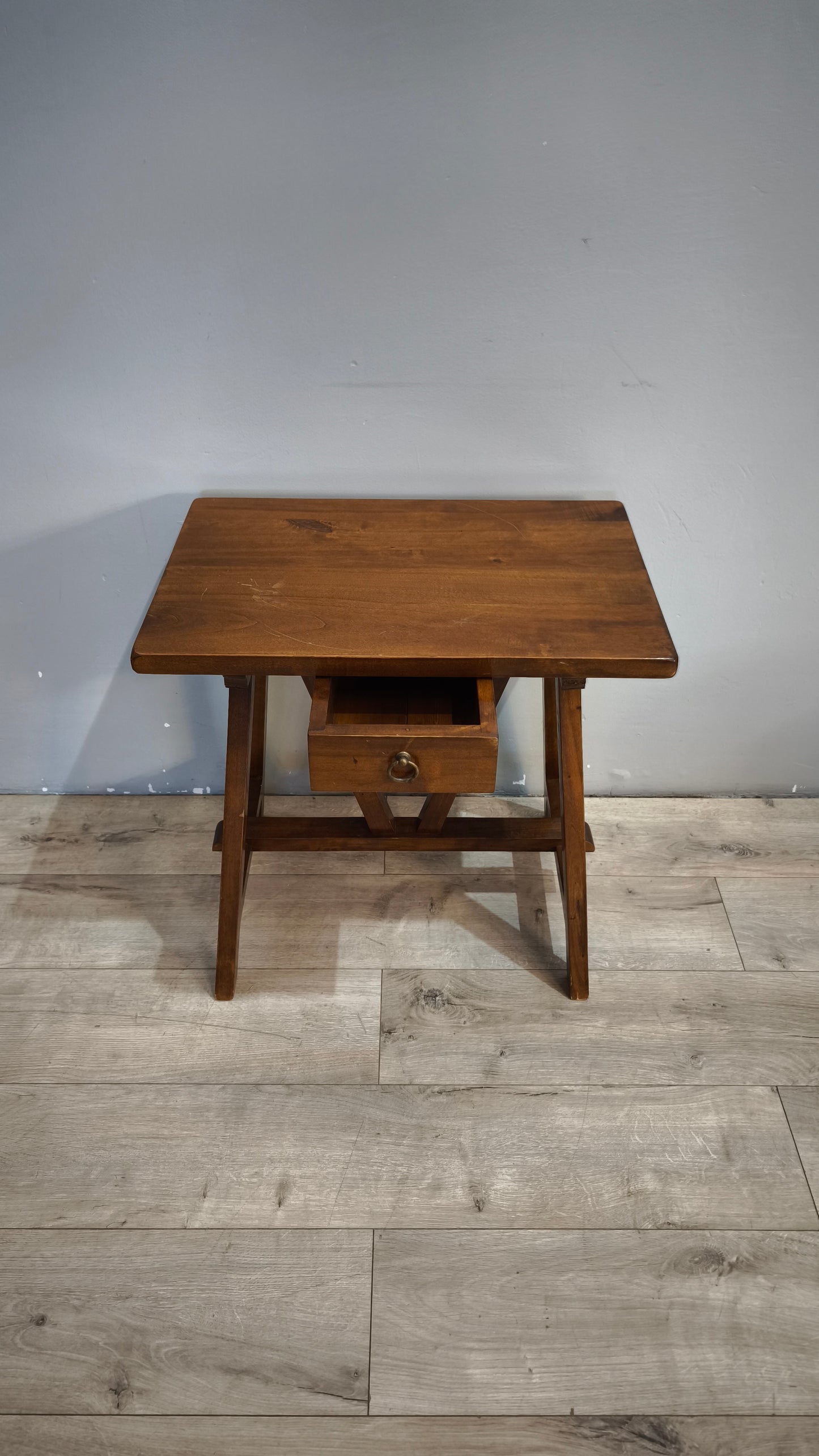 91703 Tavolino a capretta in legno con cassetto frontale