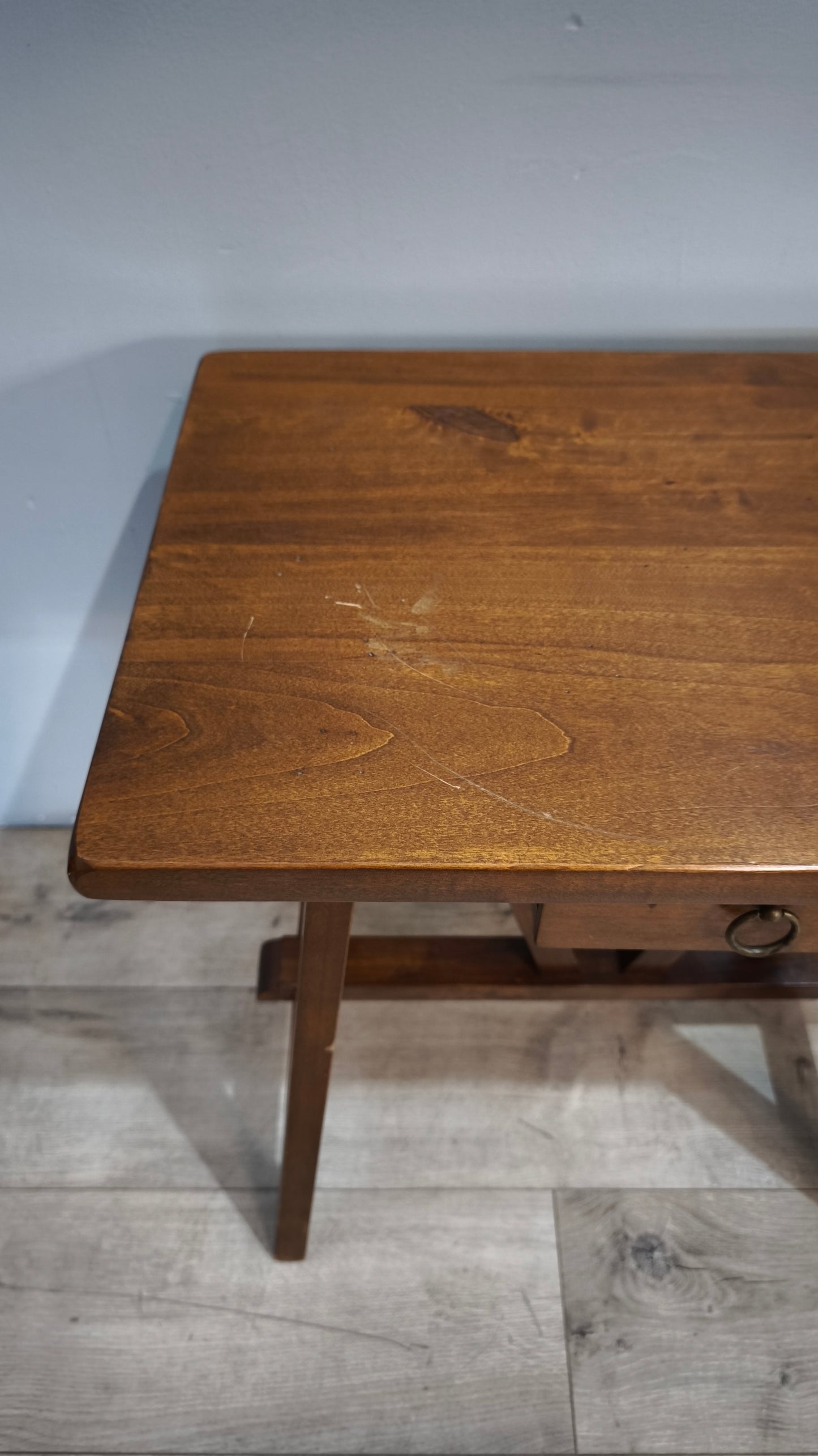 91703 Tavolino a capretta in legno con cassetto frontale
