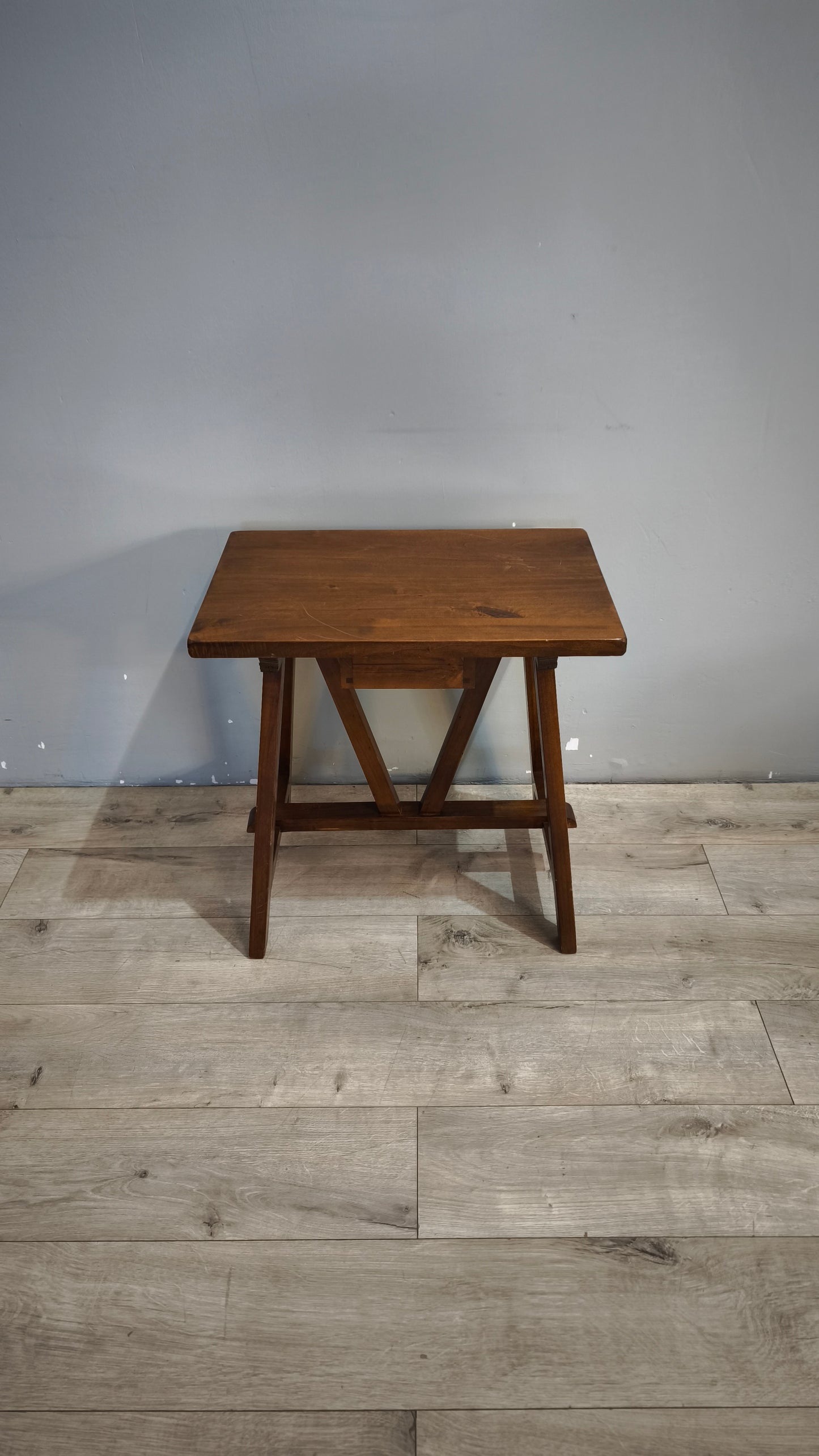 91703 Tavolino a capretta in legno con cassetto frontale