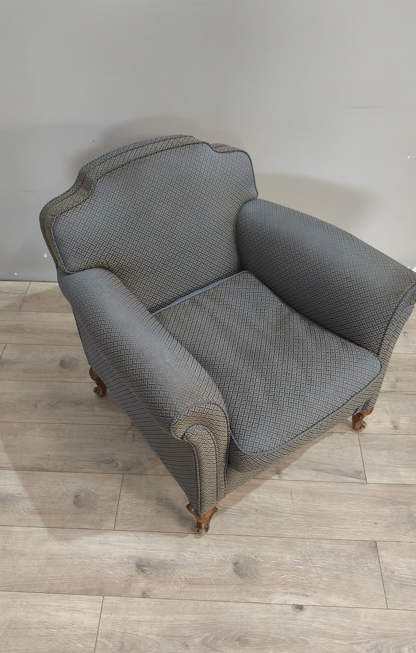91707 Poltrona in tessuto con piedi in legno