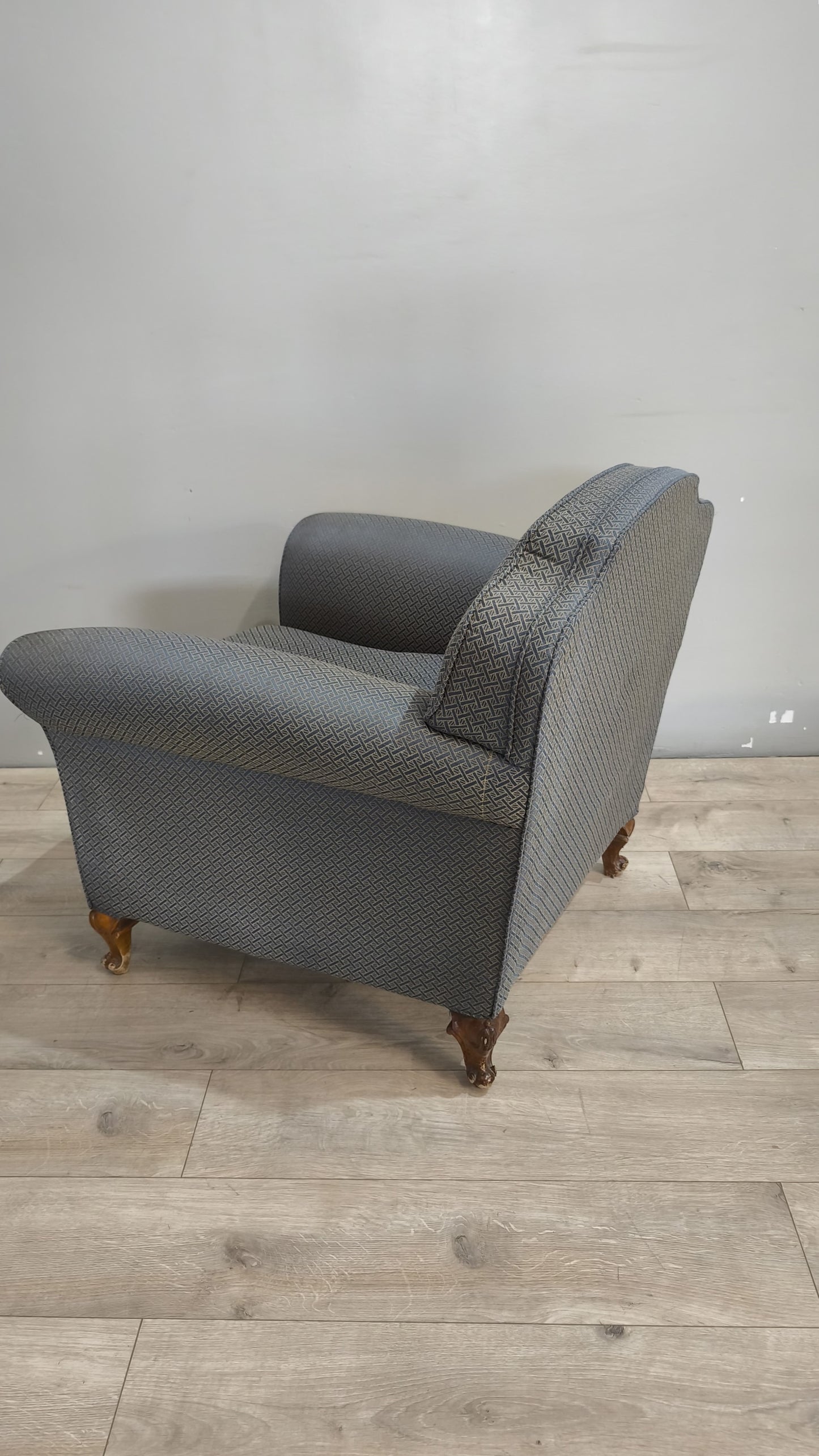 91707 Poltrona in tessuto con piedi in legno