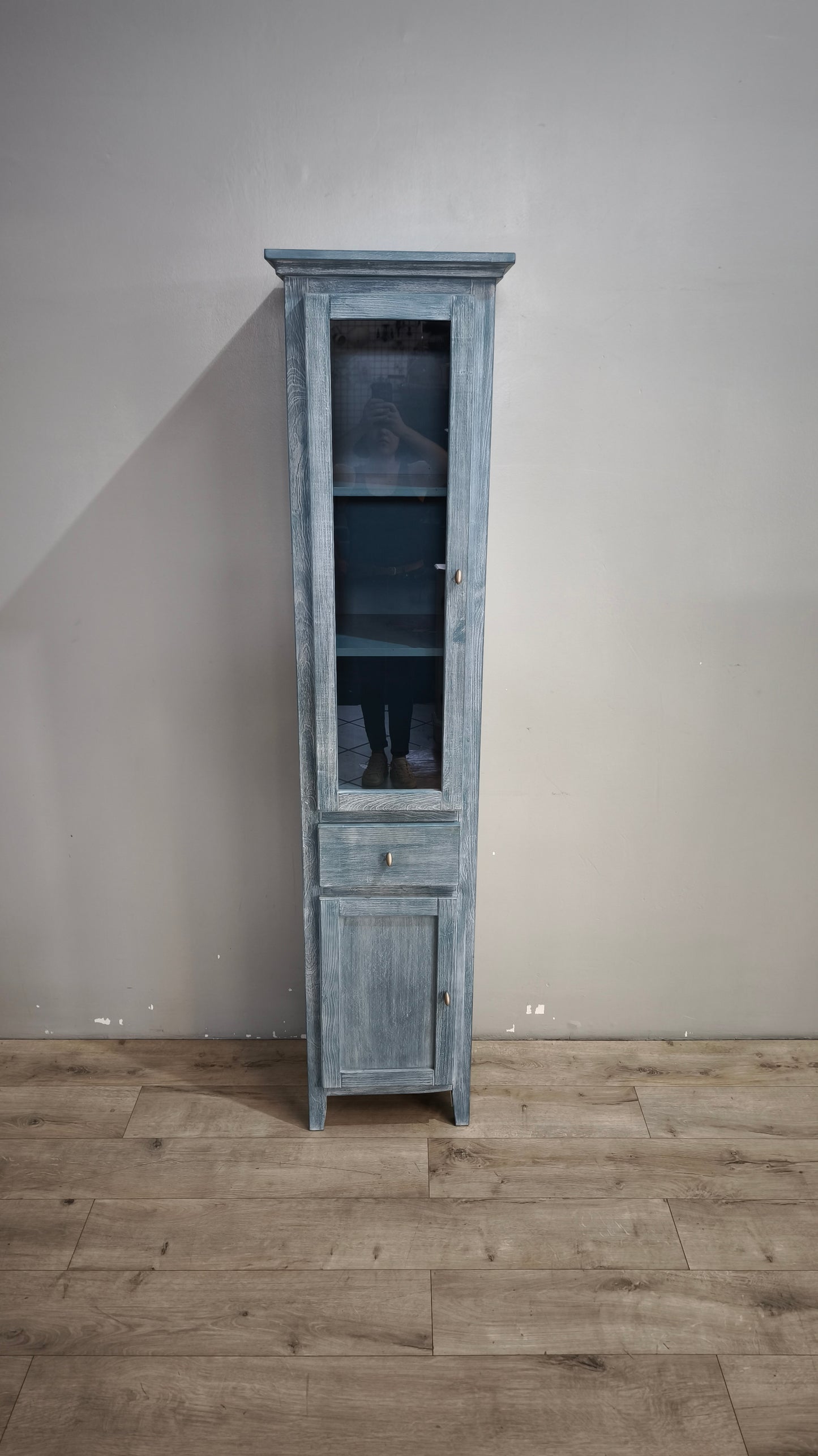 91711 Libreria vetrina a colonna in legno dipinta azzurra