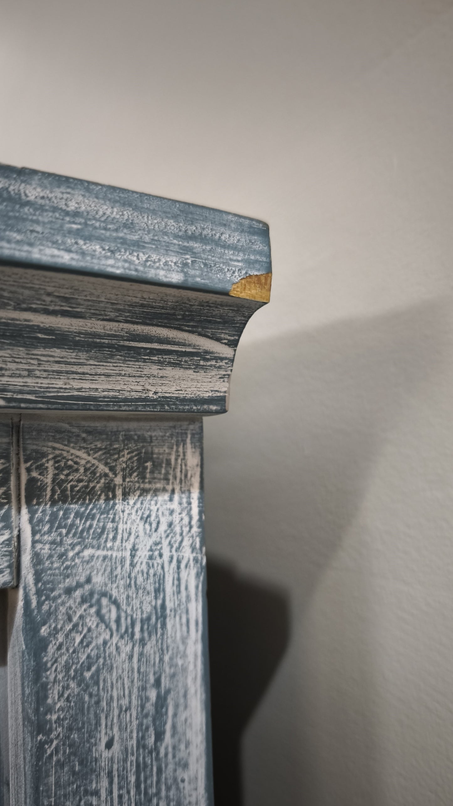 91711 Libreria vetrina a colonna in legno dipinta azzurra