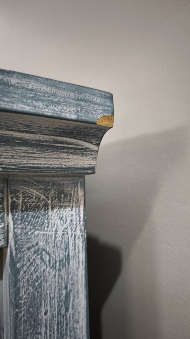 91711 Libreria vetrina a colonna in legno dipinta azzurra
