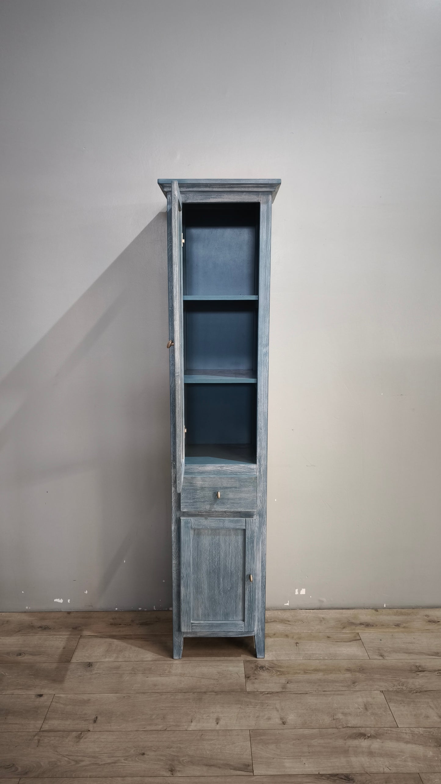 91711 Libreria vetrina a colonna in legno dipinta azzurra