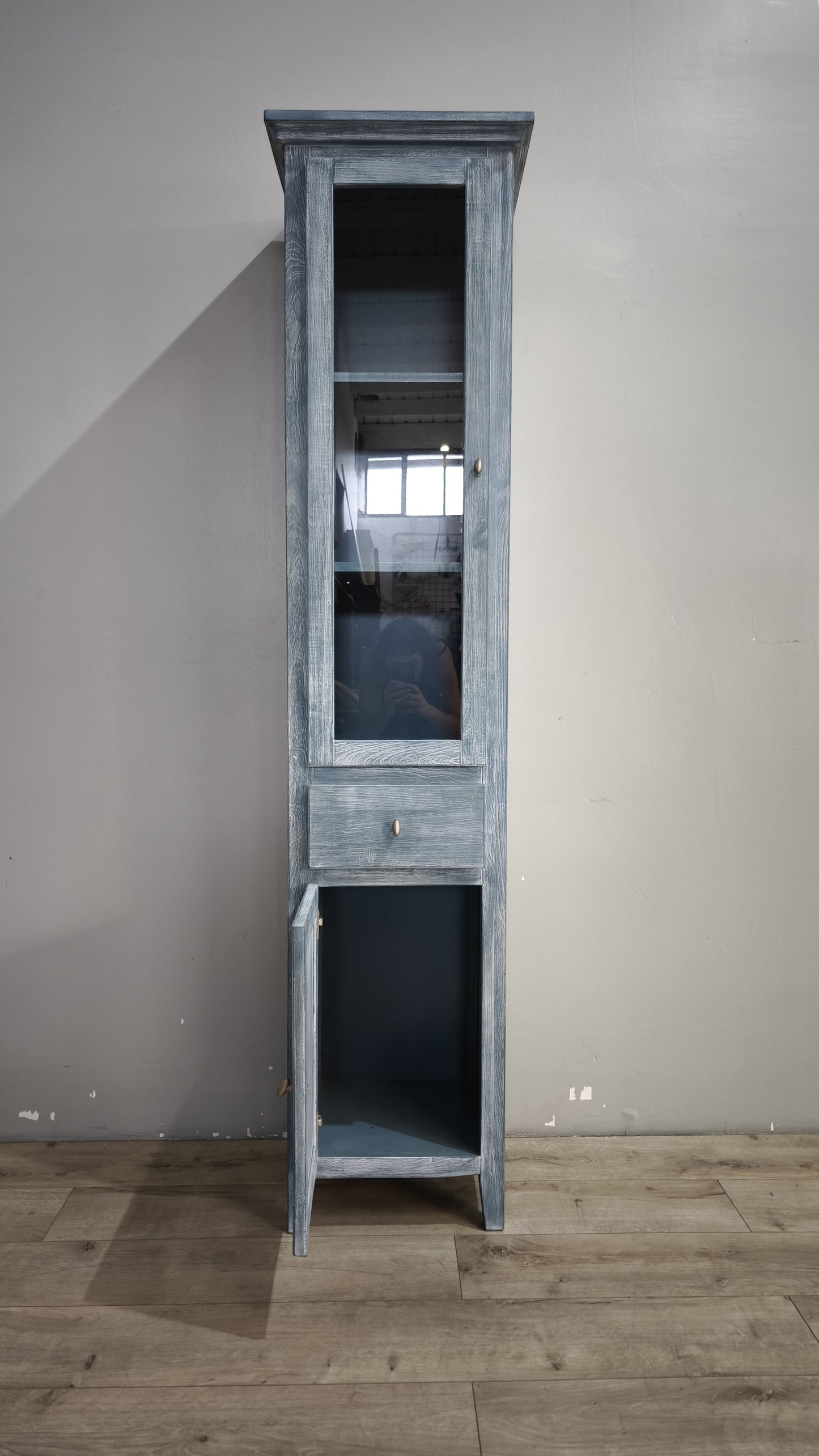91711 Libreria vetrina a colonna in legno dipinta azzurra