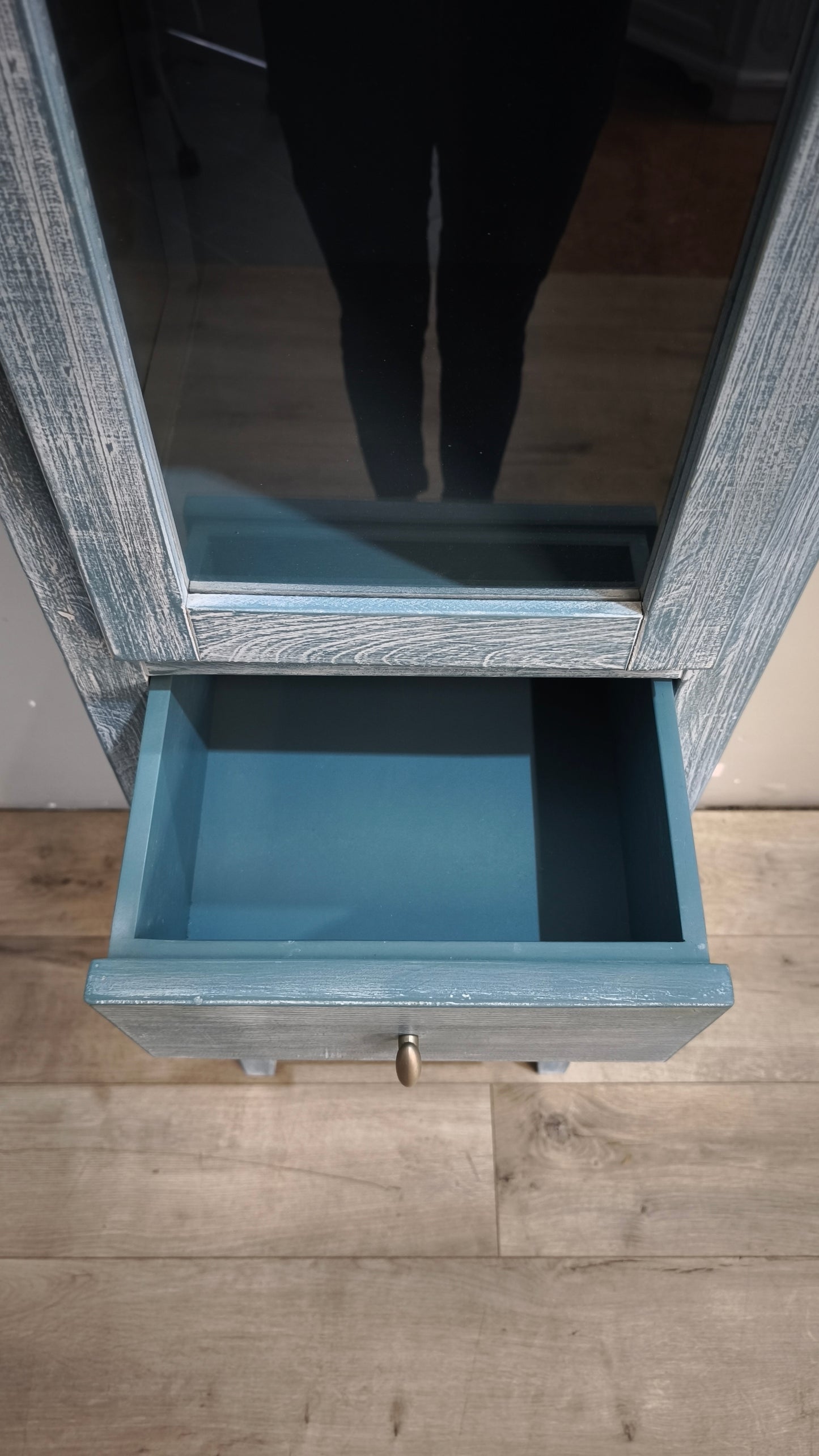 91711 Libreria vetrina a colonna in legno dipinta azzurra