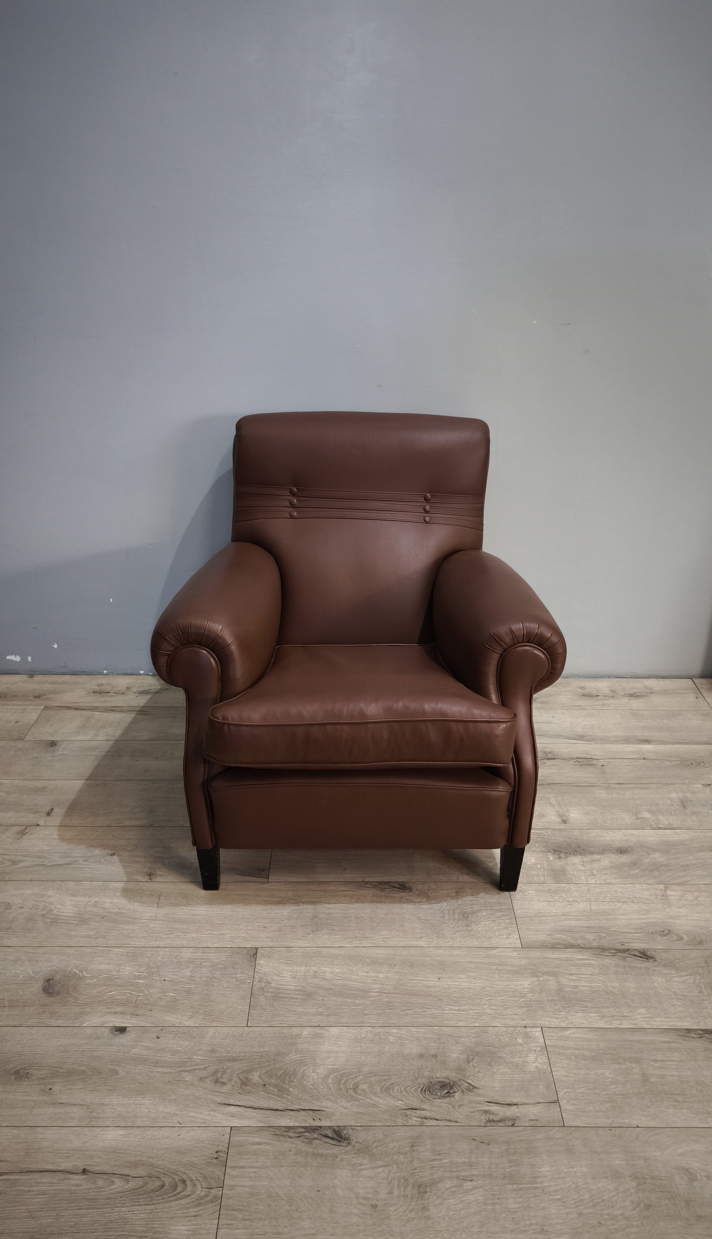 194 Poltrona in pelle marrone