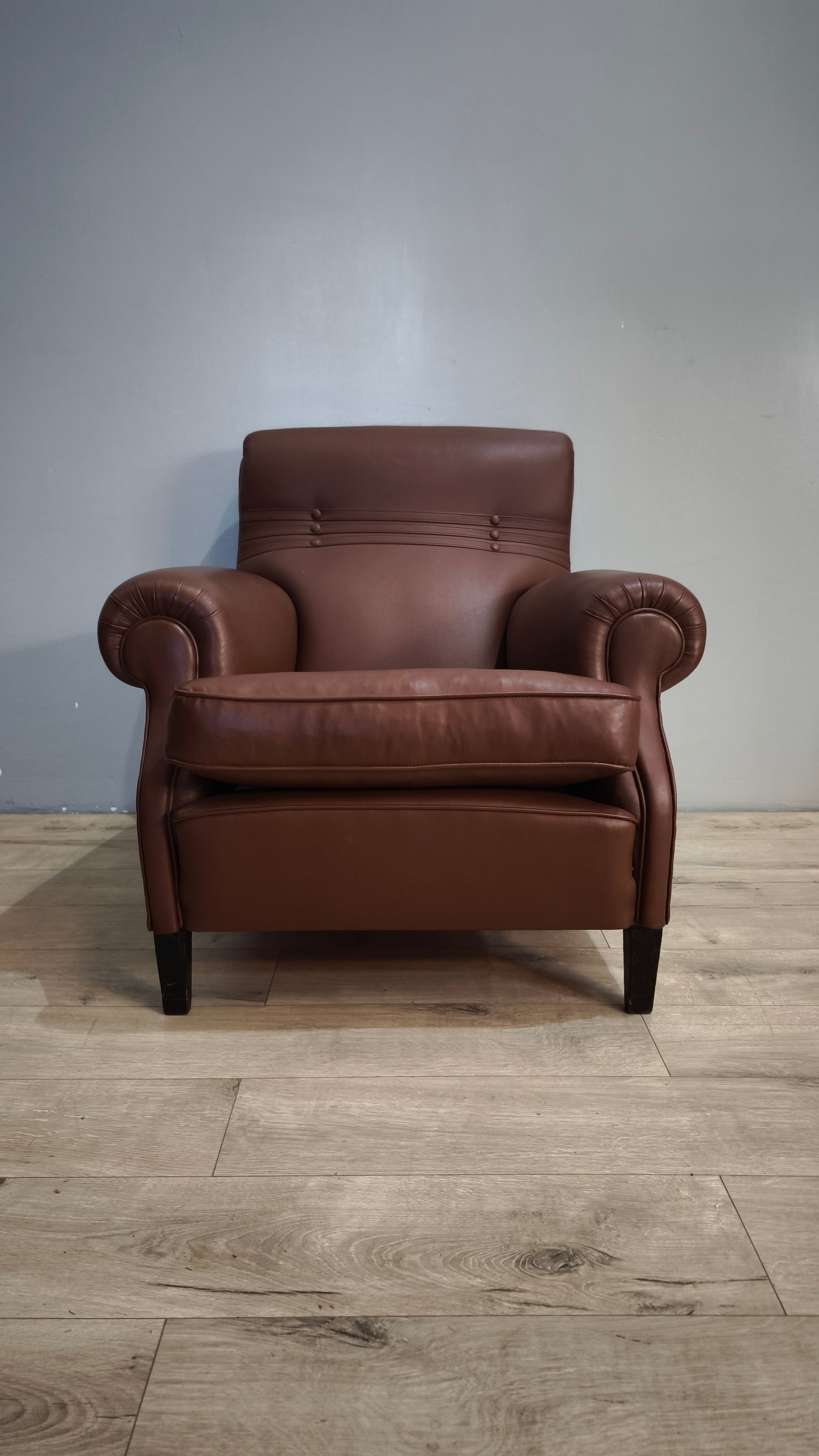 194 Poltrona in pelle marrone