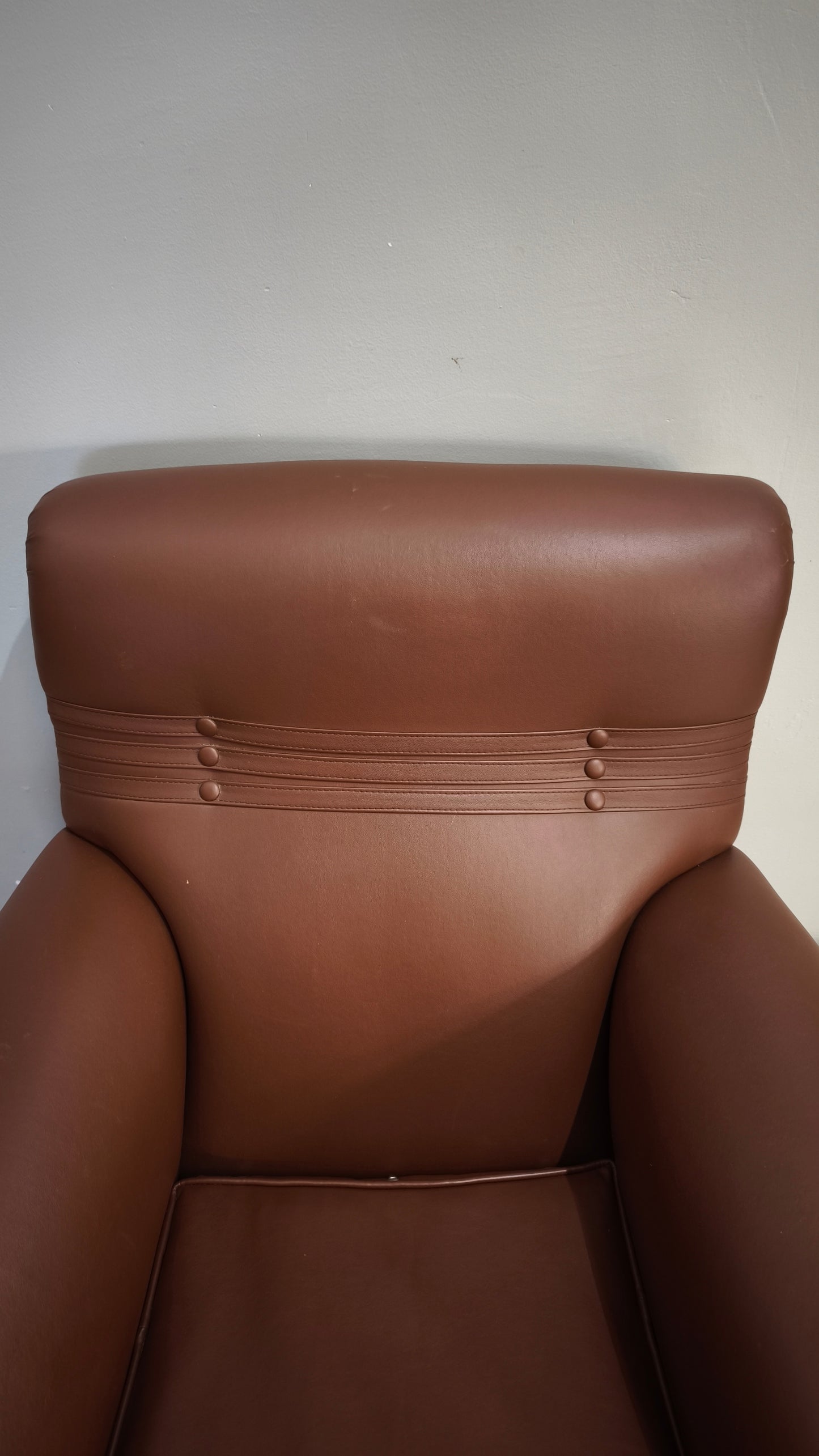 194 Poltrona in pelle marrone