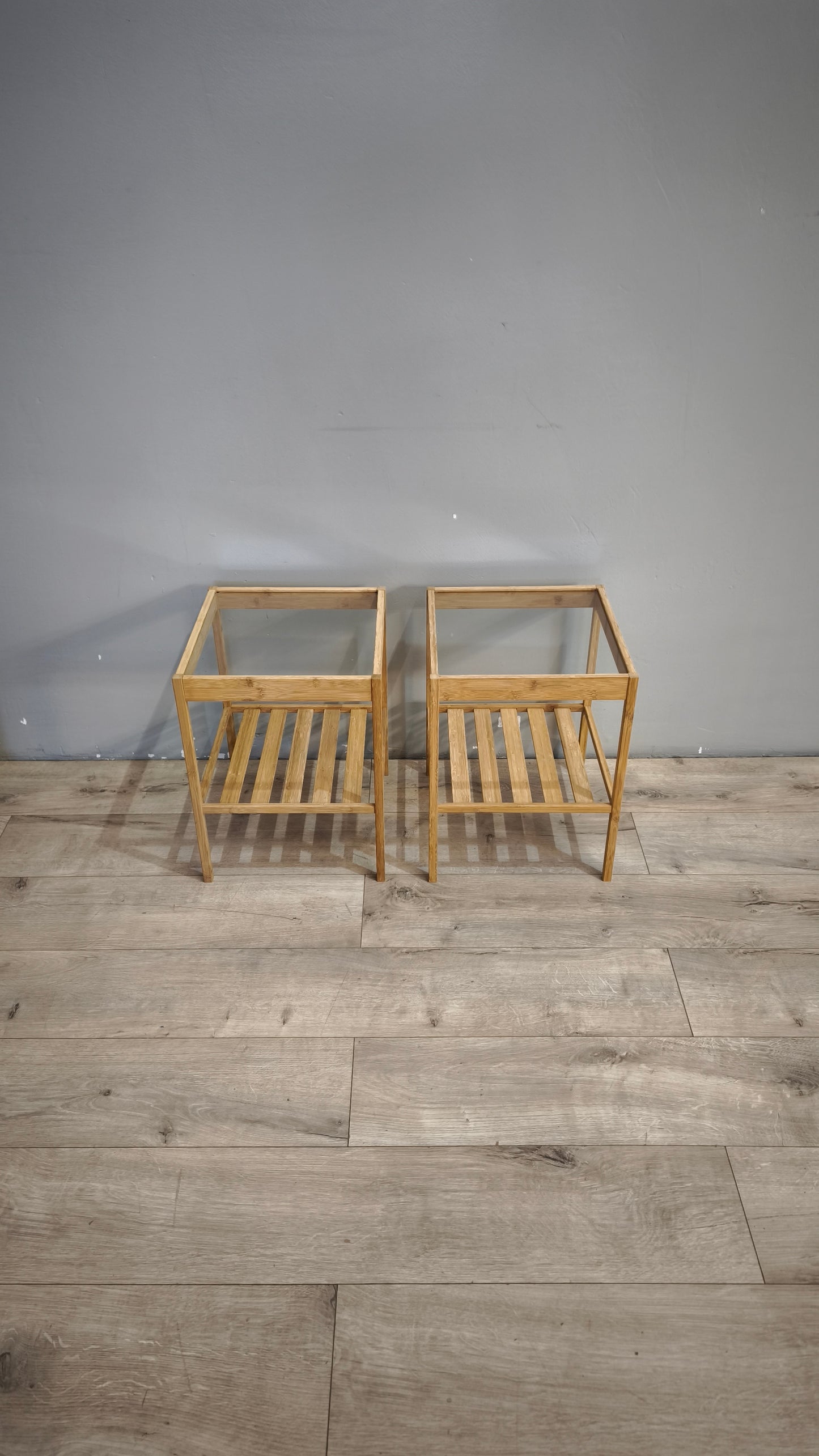 91748 Coppia di comodini Ikea in legno con piano in vetro