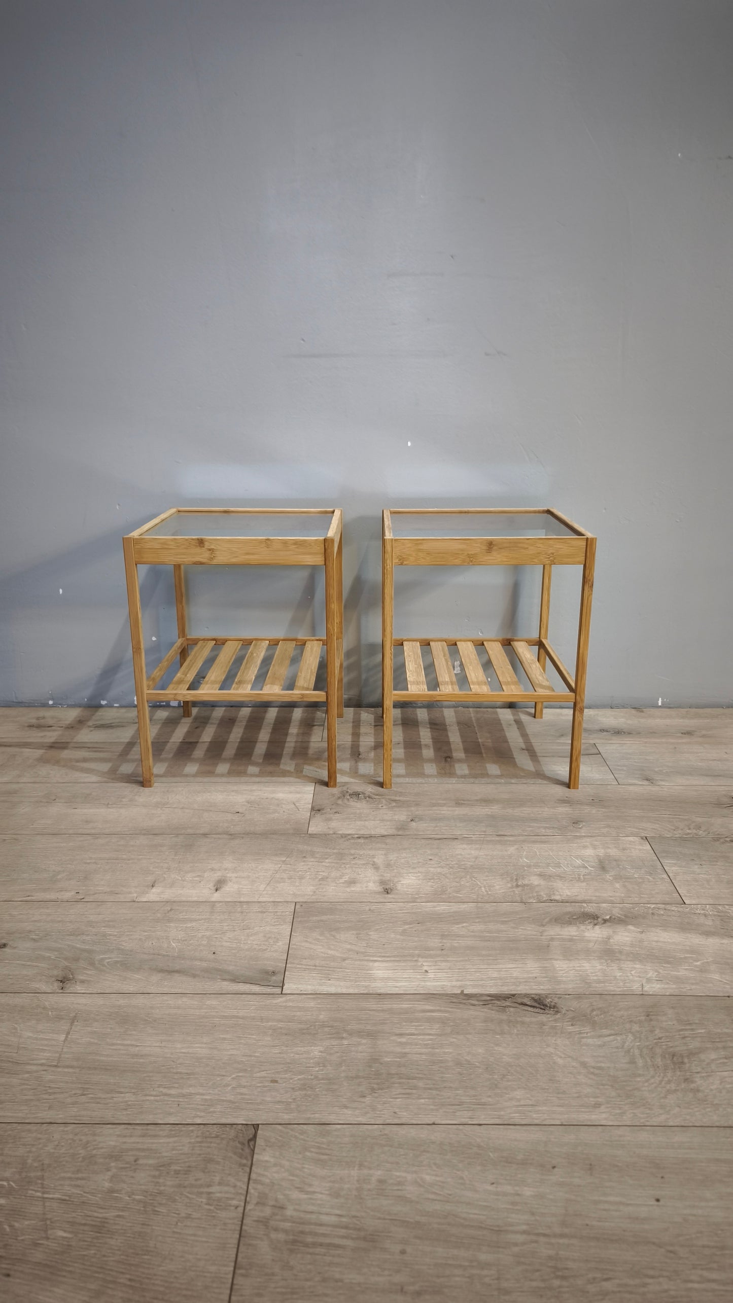 91748 Coppia di comodini Ikea in legno con piano in vetro