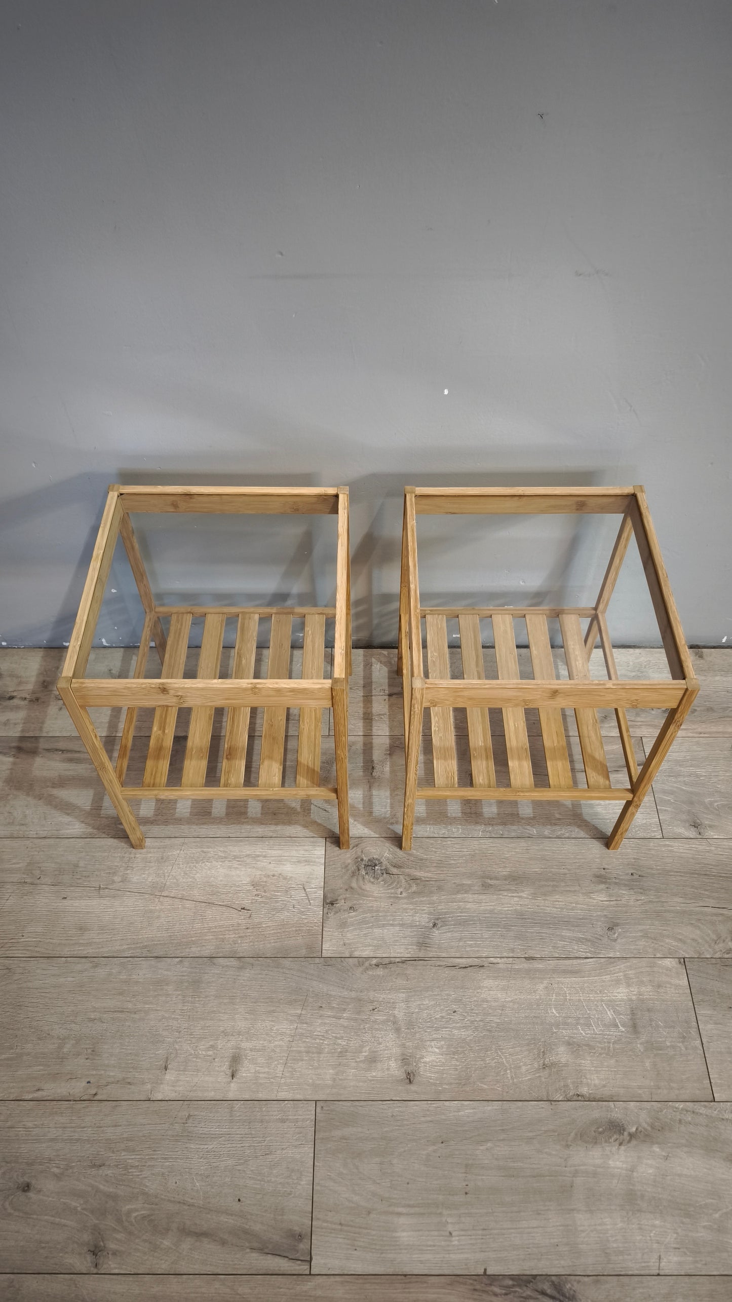 91748 Coppia di comodini Ikea in legno con piano in vetro
