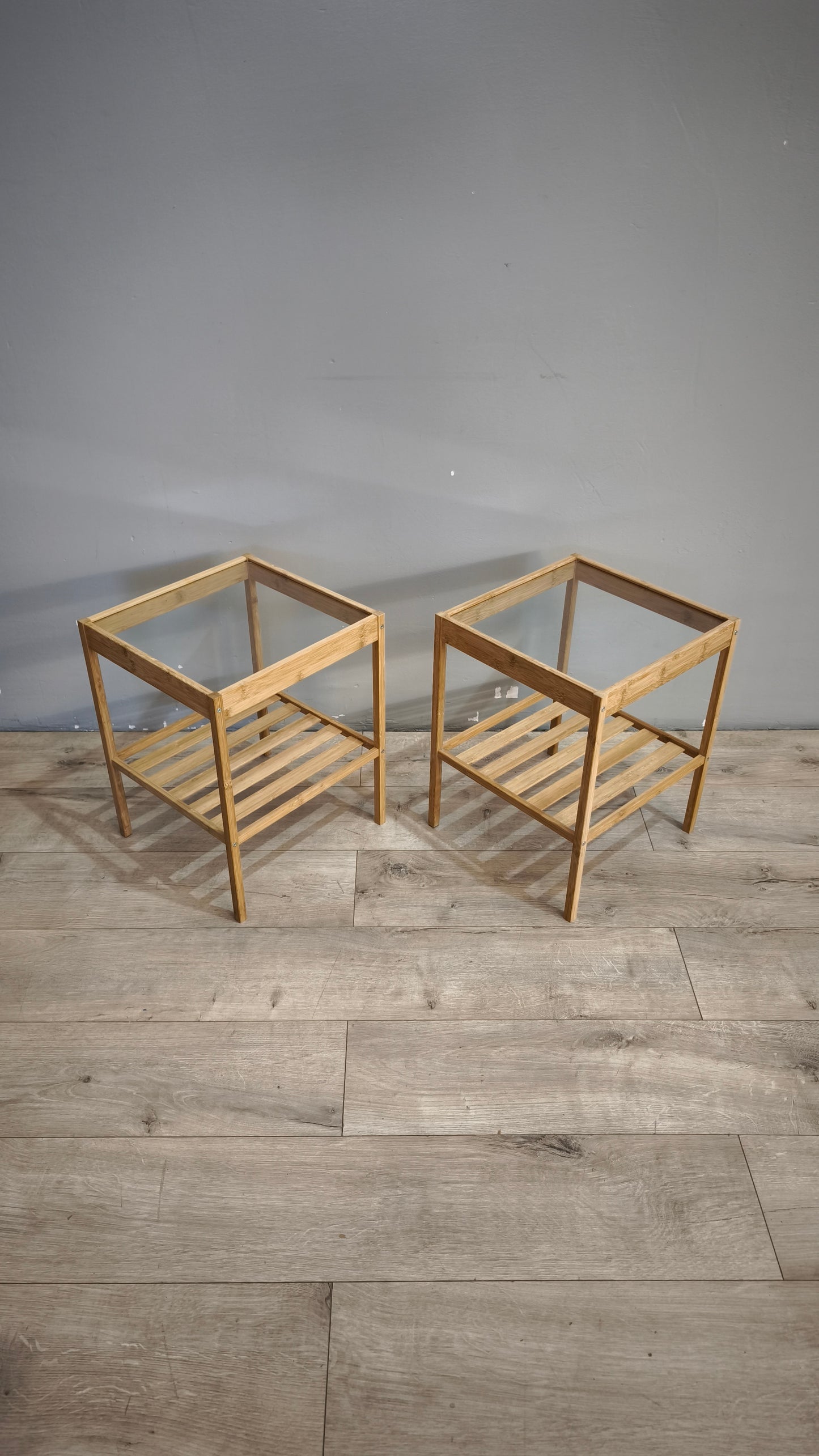 91748 Coppia di comodini Ikea in legno con piano in vetro