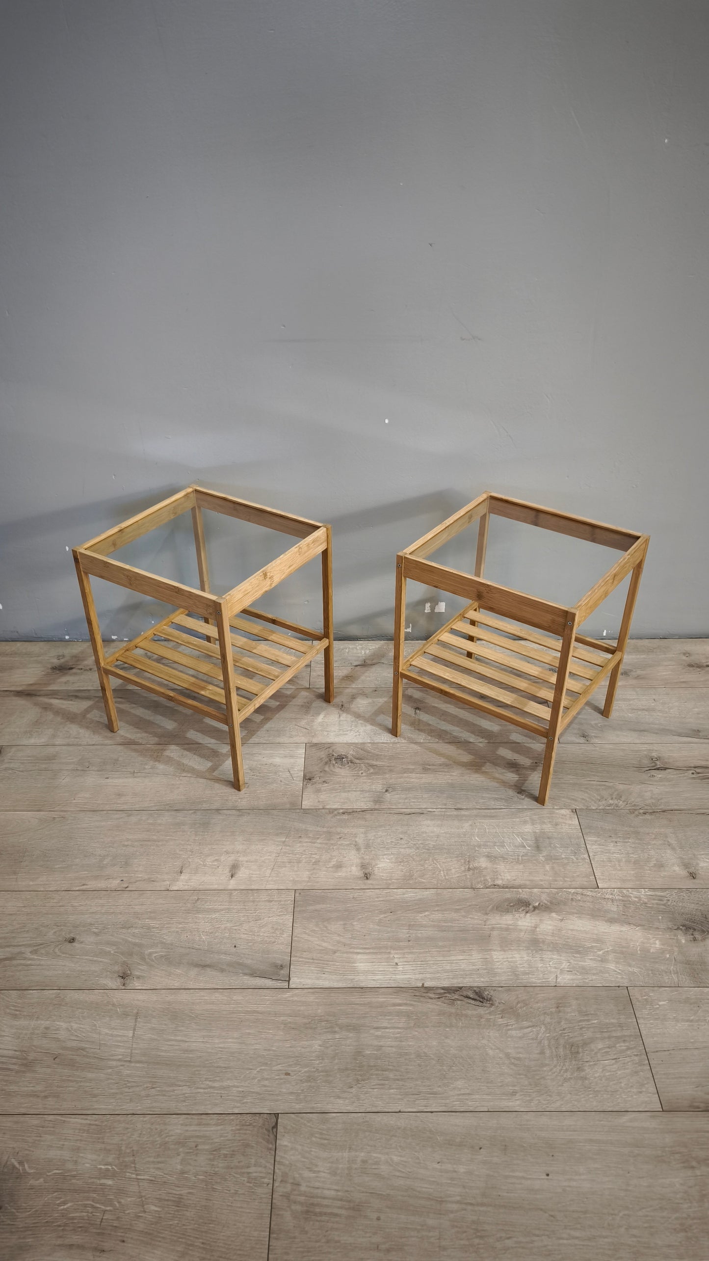 91748 Coppia di comodini Ikea in legno con piano in vetro