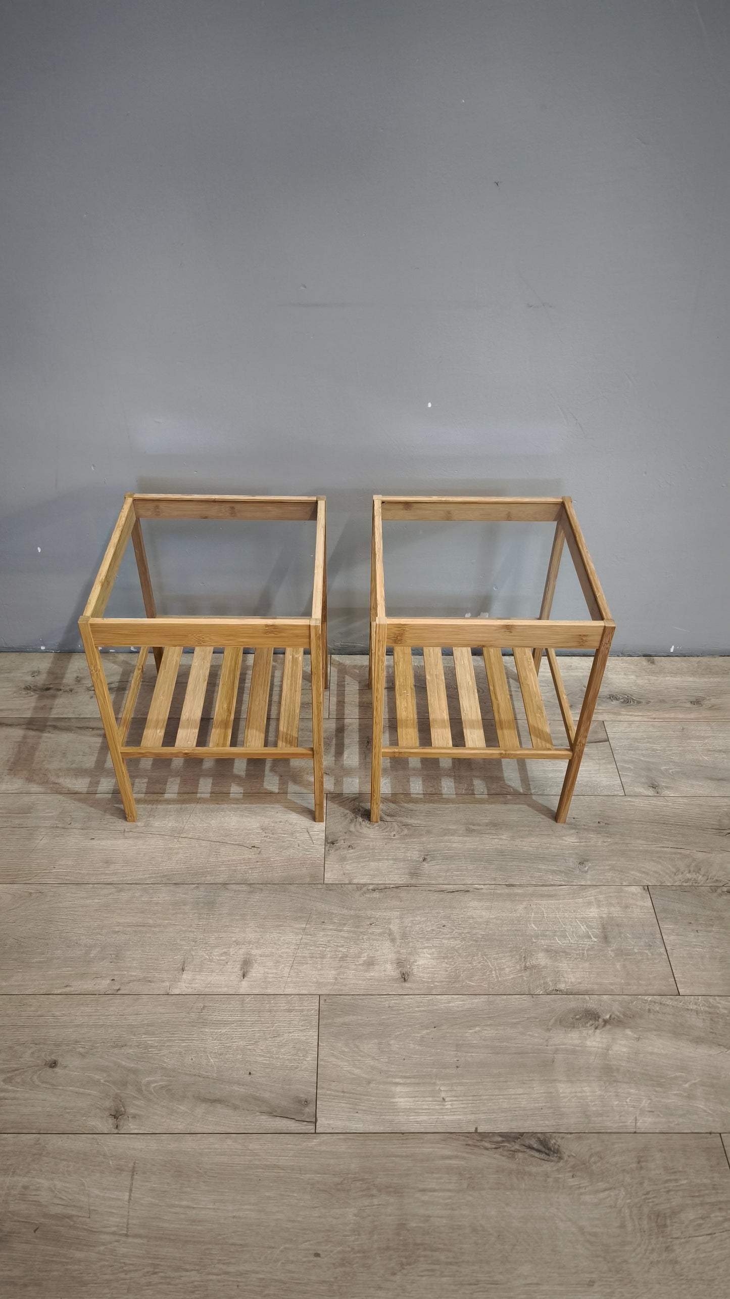 91748 Coppia di comodini Ikea in legno con piano in vetro