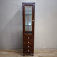 91791 Vetrina a colonna in legno con quattro cassetti