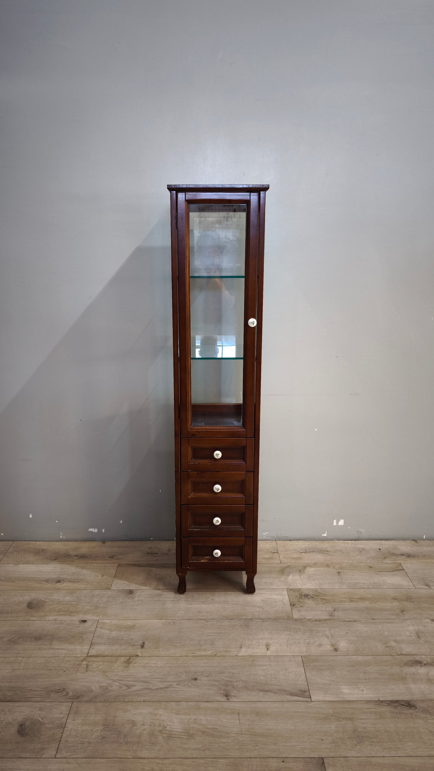 91791 Vetrina a colonna in legno con quattro cassetti