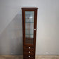 91791 Vetrina a colonna in legno con quattro cassetti