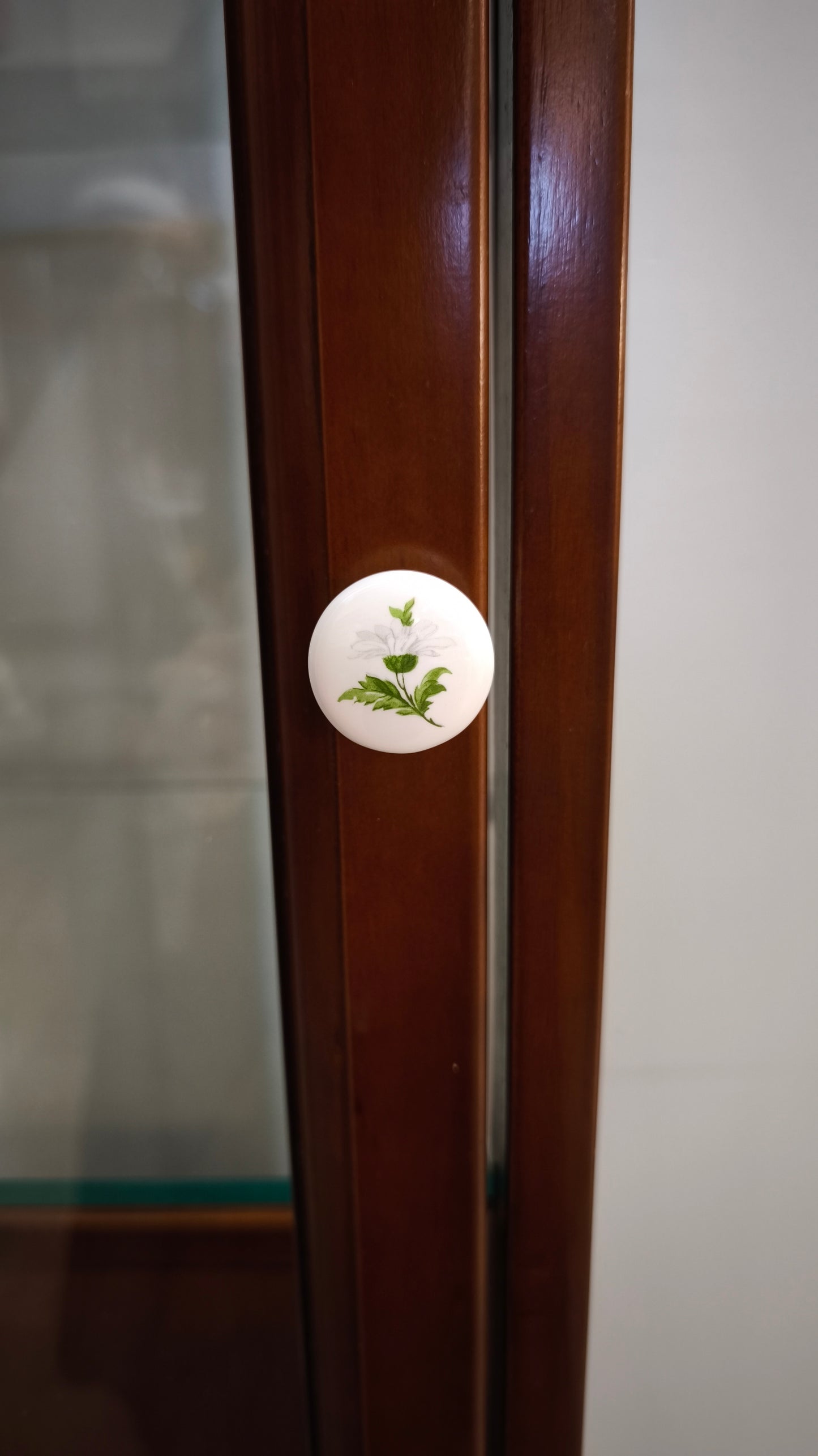 91791 Vetrina a colonna in legno con quattro cassetti