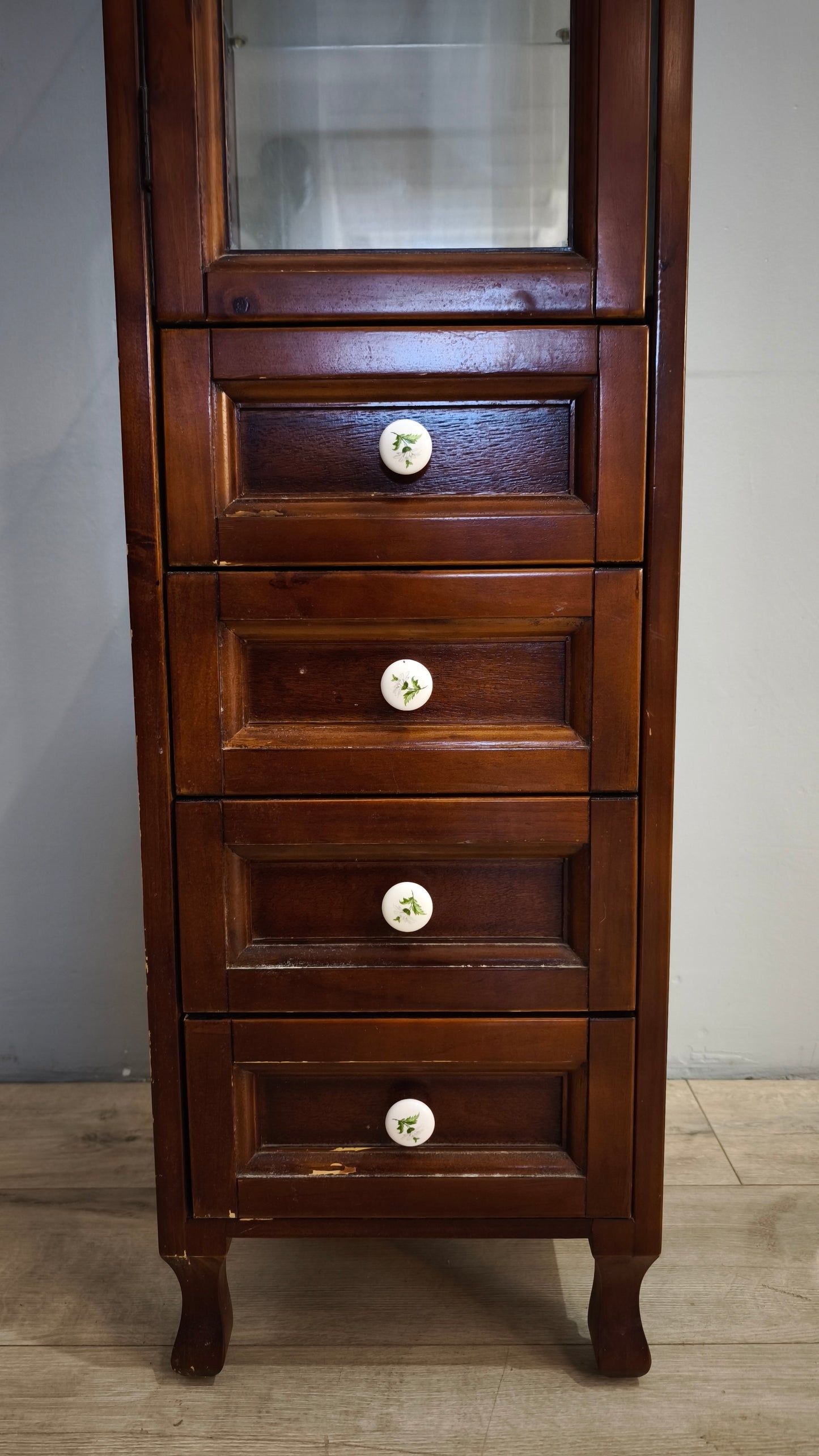 91791 Vetrina a colonna in legno con quattro cassetti