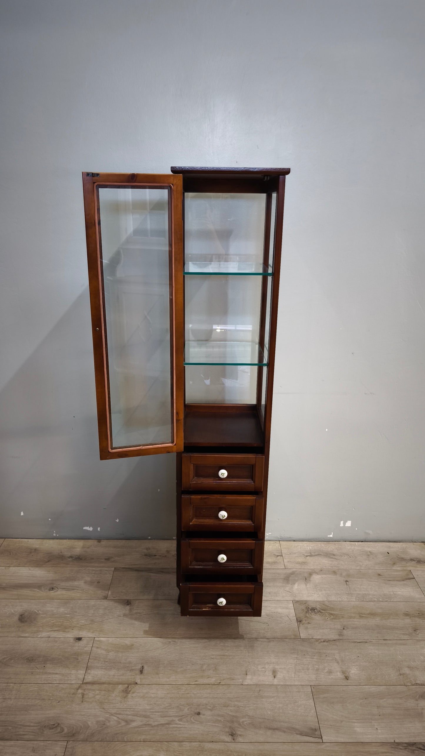 91791 Vetrina a colonna in legno con quattro cassetti