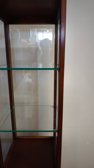 91791 Vetrina a colonna in legno con quattro cassetti