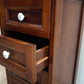 91791 Vetrina a colonna in legno con quattro cassetti