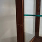 91791 Vetrina a colonna in legno con quattro cassetti