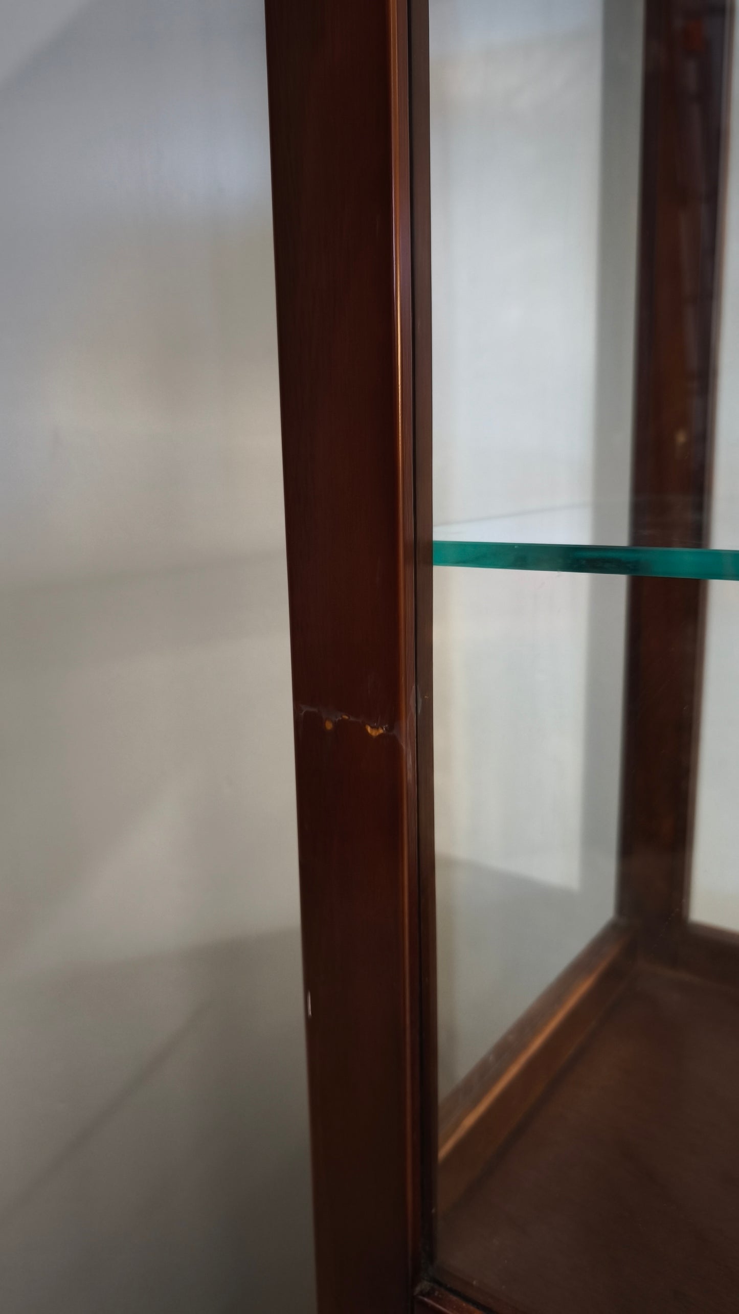 91791 Vetrina a colonna in legno con quattro cassetti