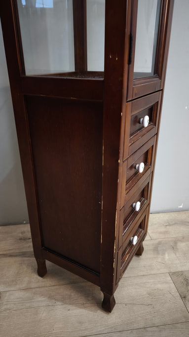 91791 Vetrina a colonna in legno con quattro cassetti