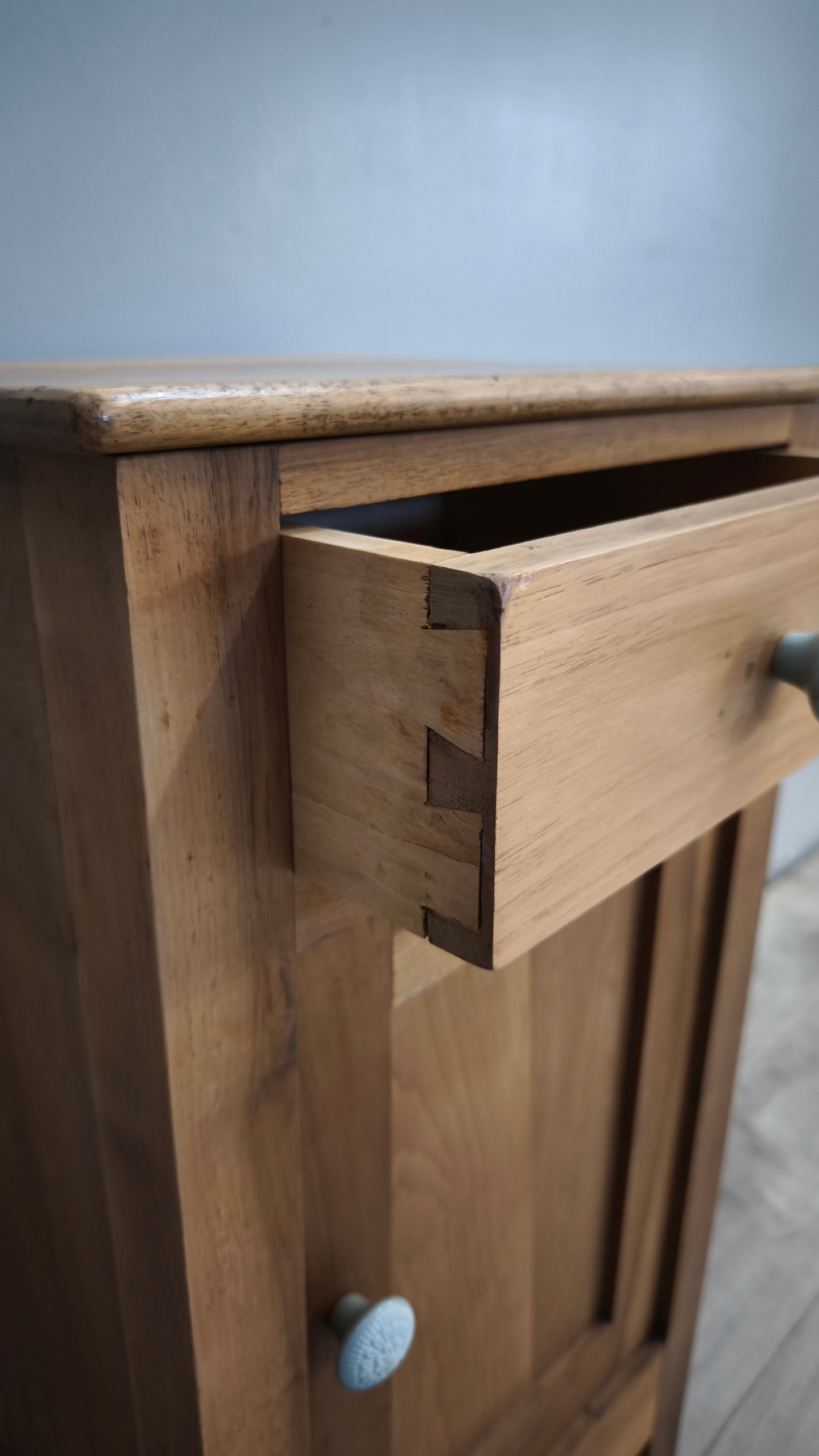 91785 Comodino singolo in legno
