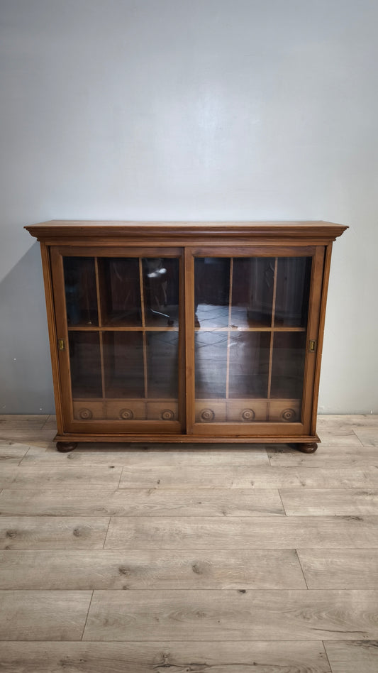 199 Vetrina due ante in legno con sportelli scorrevoli