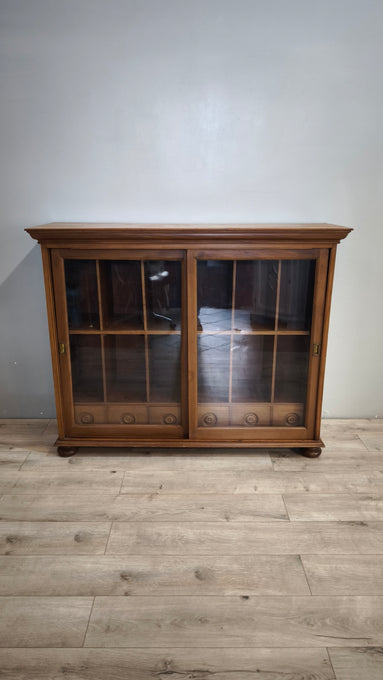 199 Vetrina due ante in legno con sportelli scorrevoli