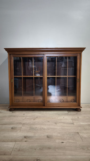 199 Vetrina due ante in legno con sportelli scorrevoli